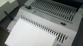 Брошюровщик (или брошюратор) - это устройство, предназначенное для переплета документа (скрепления листов).