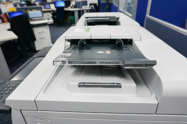 Многофункциональный лоток принтера в офисе с избирательным фокусом